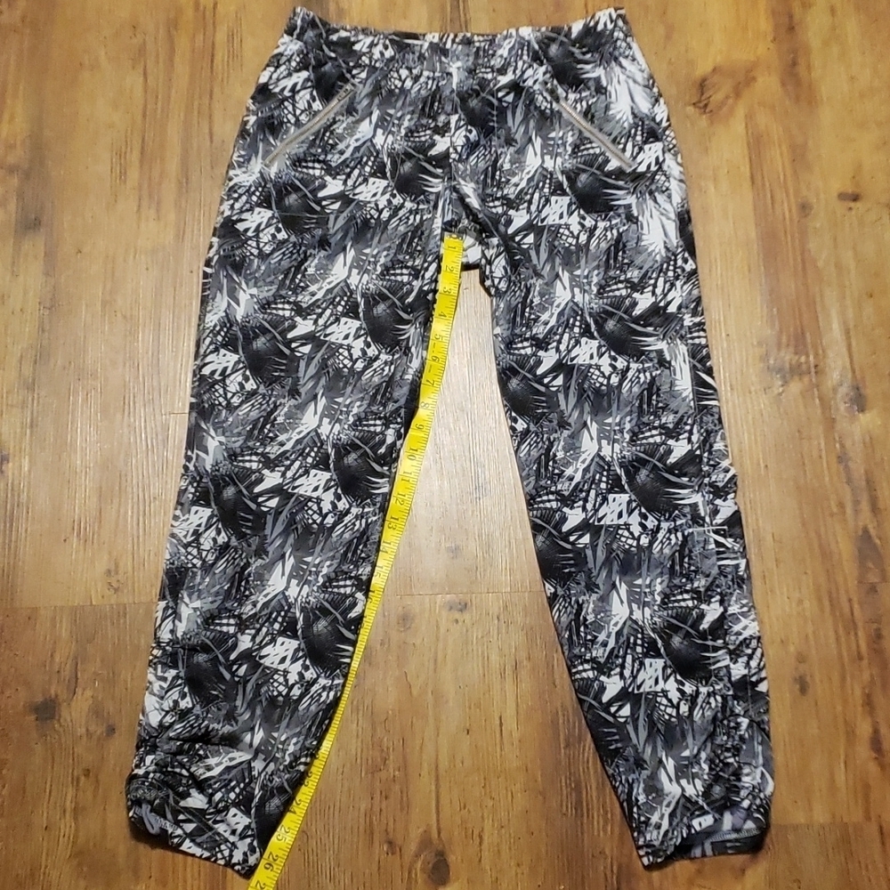 Athleta black white abstact lightweight running